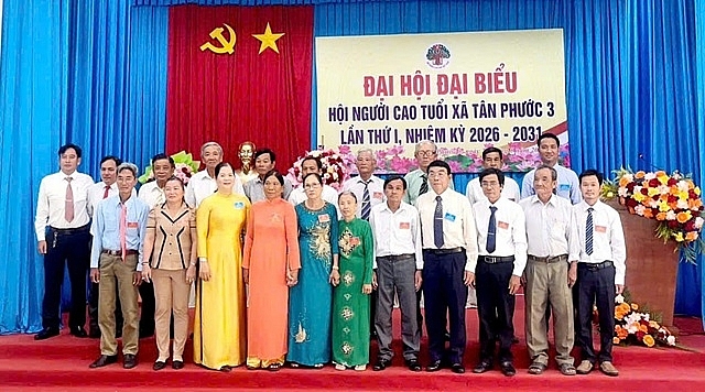 Lãnh đạo Hội NCT tỉnh và địa phương chụp ảnh lưu niệm cùng Ban Chấp hành Hội NCT xã Tân Phước 3 khóa I, nhiệm kỳ 2026 – 2031.