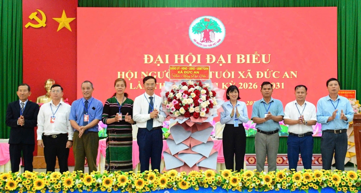Lãnh đạo xã tặng hoa cho Đại hội Hội Người cao tuổi