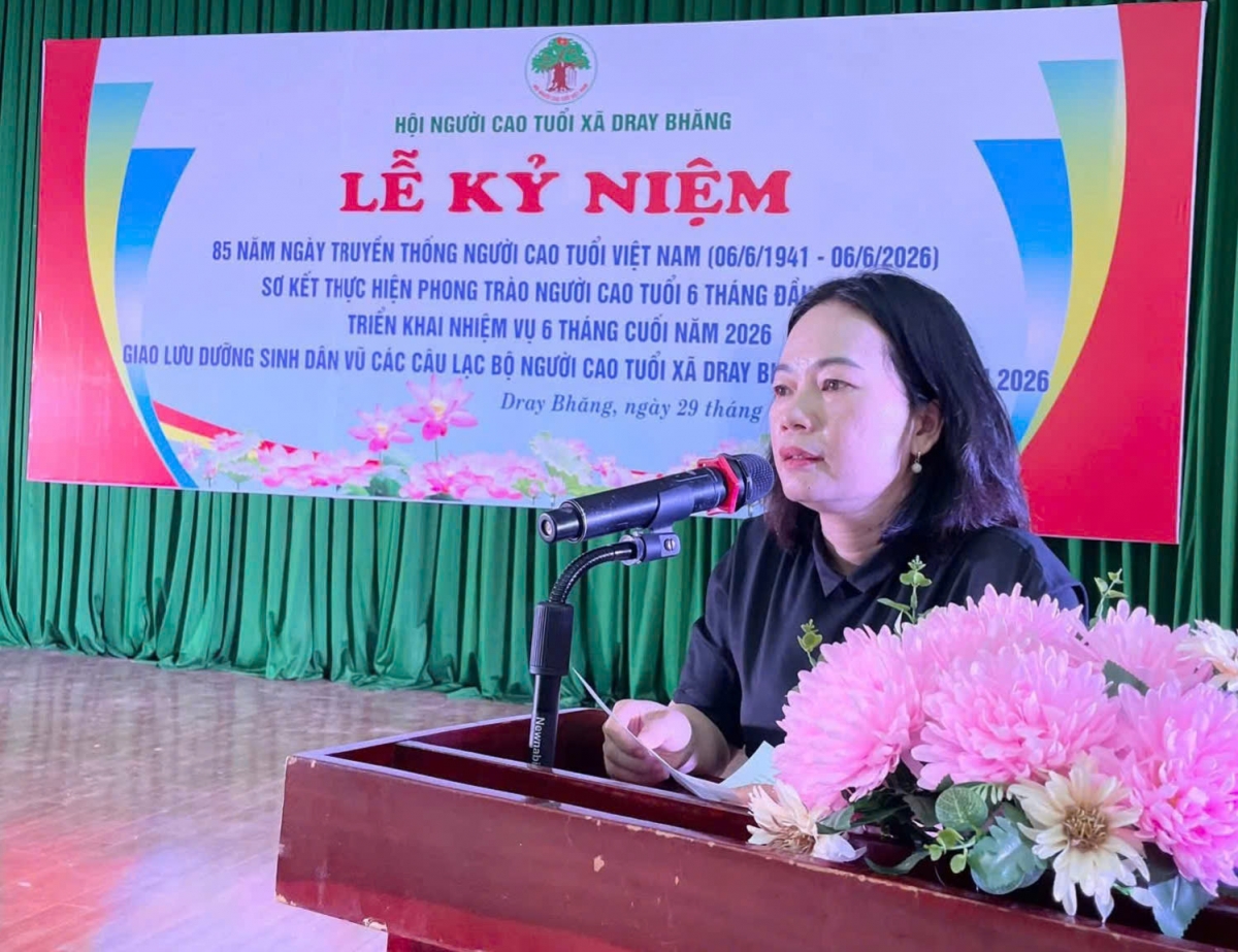 bà Bùi Thị Lộc, Uỷ viên Ban thường vụ Đảng ủy, Chủ tịch Ủy ban MTTQ Việt Nam xã Dray Bhăng phát biểu chỉ đạo tại buổi lễ.