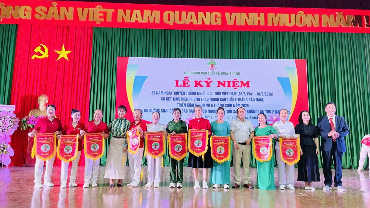 Ban tổ chức lễ kỷ niệm 85 năm ngày truyền thống NCT Việt Nam xã tặng cờ lưu niệm cho các đơn vị tham gia giao lưu DS - DV tại lễ kỷ niệm.