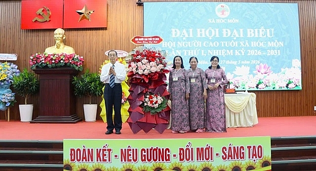 Ông Huỳnh Thành Lập, Phó Chủ tịch Hội NCT Việt Nam, Chủ tịch Hội NCT TP. Hồ Chí Minh tặng hoa chúc mừng Đại hội.
