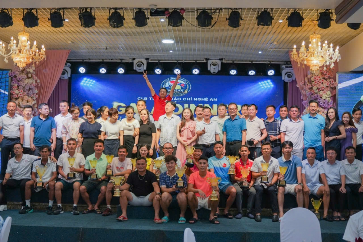 CLB Tennis Báo chí Nghệ An chụp ảnh lưu niệm cùng các vận động viên đạt giải