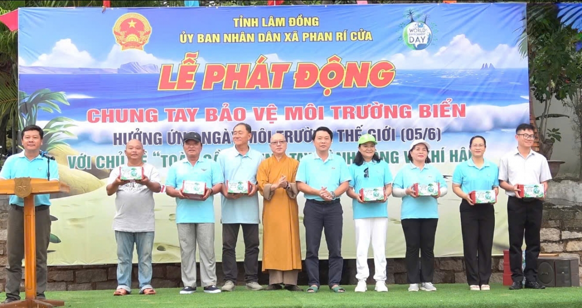 Lễ phát động chung tay bảo vệ môi trường ở xã Phan Rí Cửa