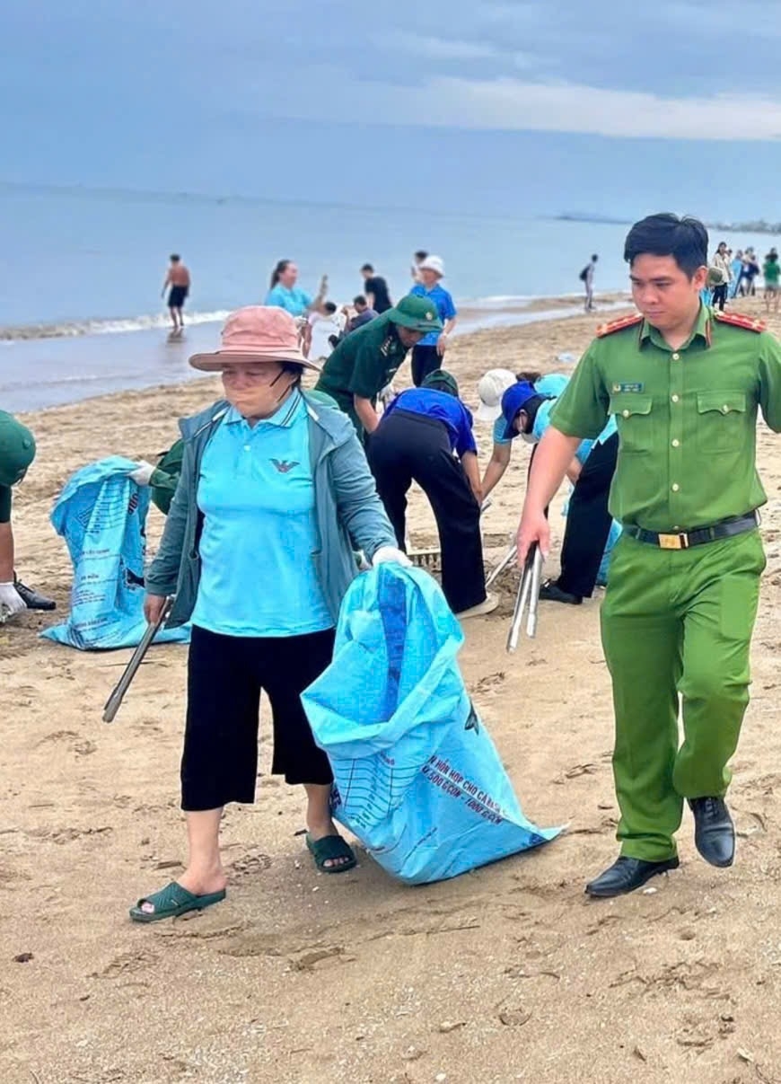 Người cao tuổi cùng các lực lượng thu gom rác bảo vệ môi trường