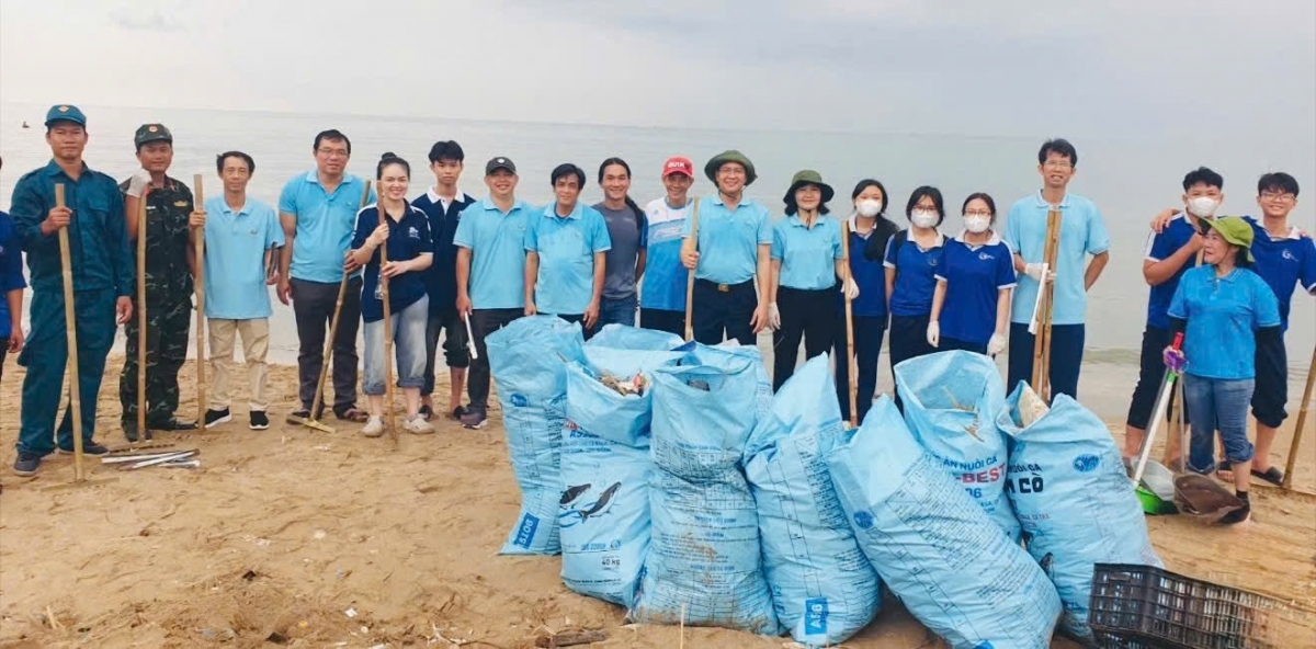 Thu gom rác tại bờ biển làm sạch môi trường