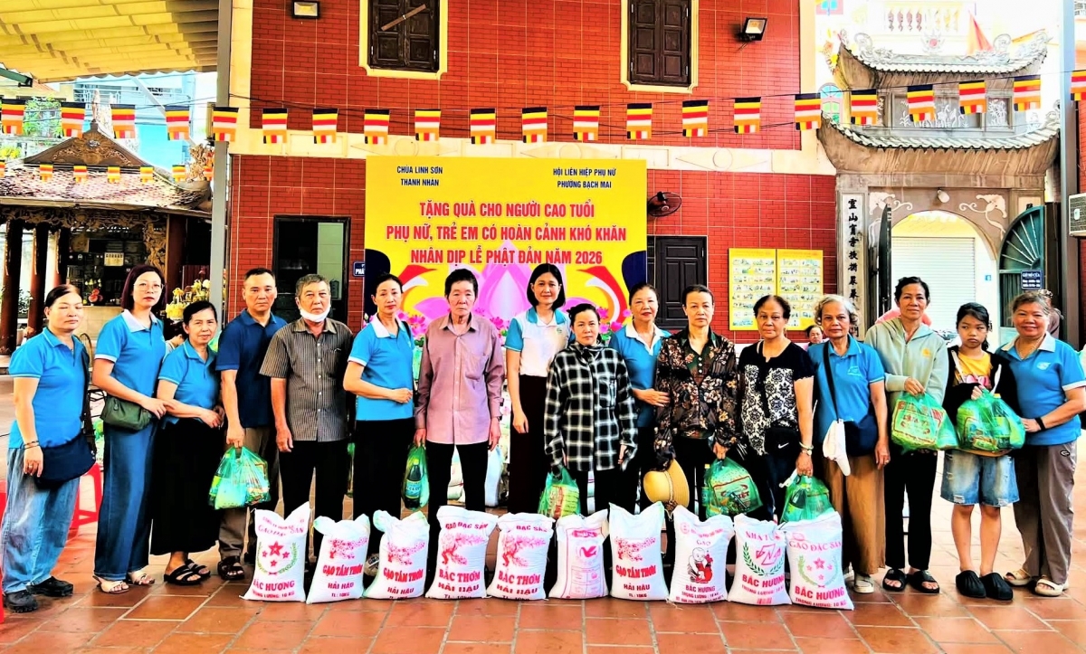 Chùa Linh Sơn Thanh Nhàn tặng quà NCT, phụ nữ, trẻ em hoàn cảnh khó khăn