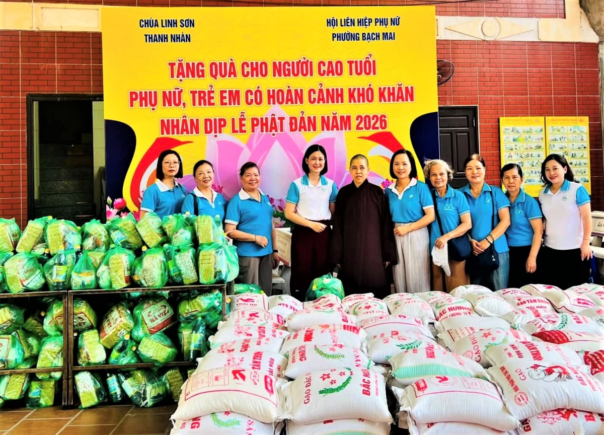 Phường Bạch Mai trao 300 suất quà cho người có hoàn cảnh khó khăn