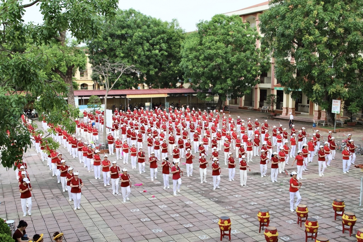 Màn đồng diễn dưỡng sinh nhịp nhàng, khỏe khoắn của hội viên Hội Người cao tuổi xã Tiên Du
