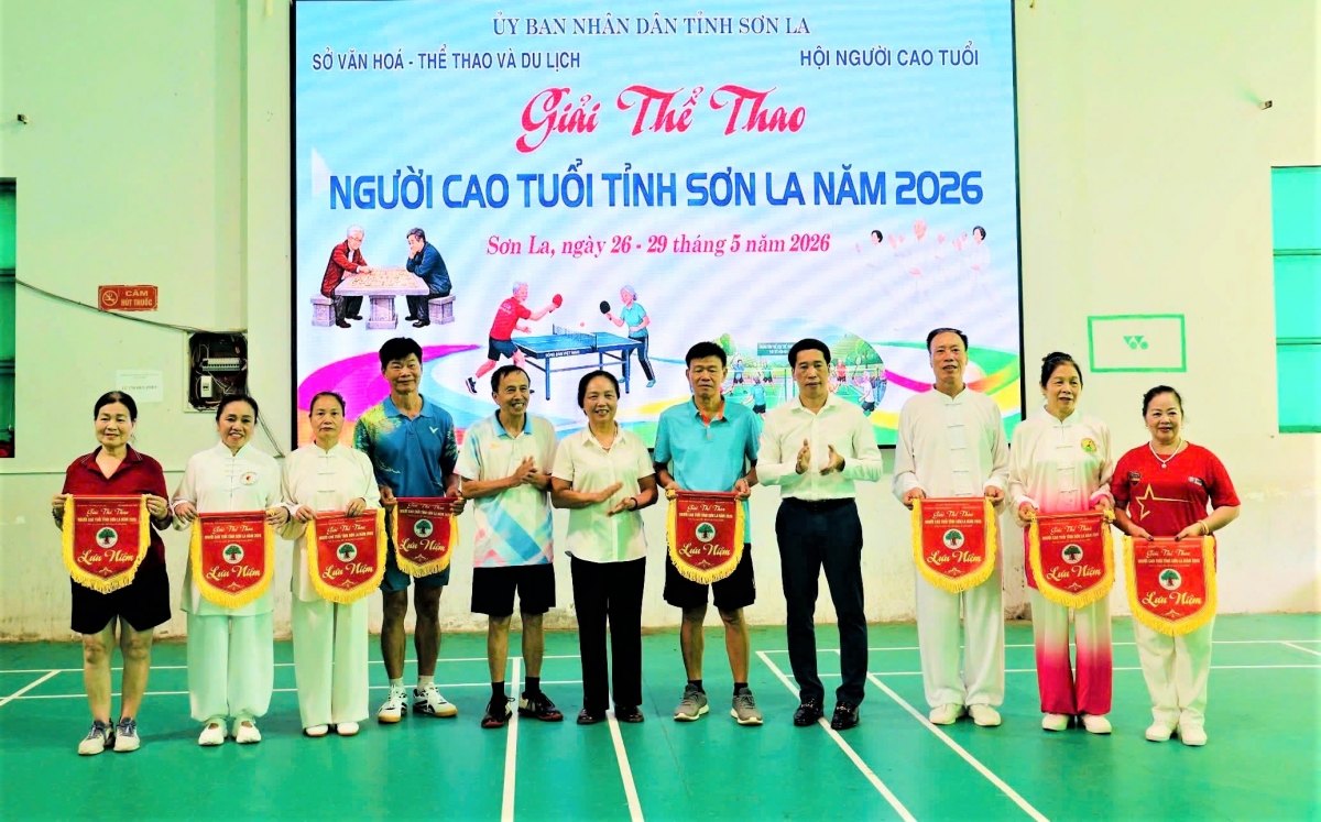 Ban tổ chức trao Cờ lưu niệm cho các đội tham gia