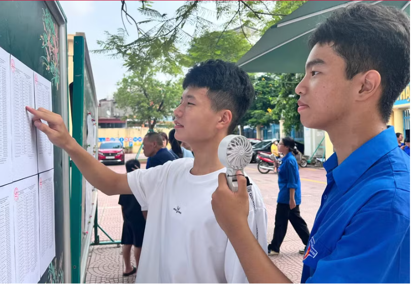 Thí sinh tại Hội đồng thi Trường THPT Trần Nguyên Hãn, phường An Biên đến sớm để xem lại số báo danh, phòng thi.