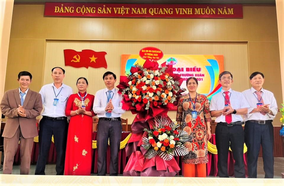 Lãnh đạo xã Trường Xuân tặng hoa chúc mừng Đại hội
