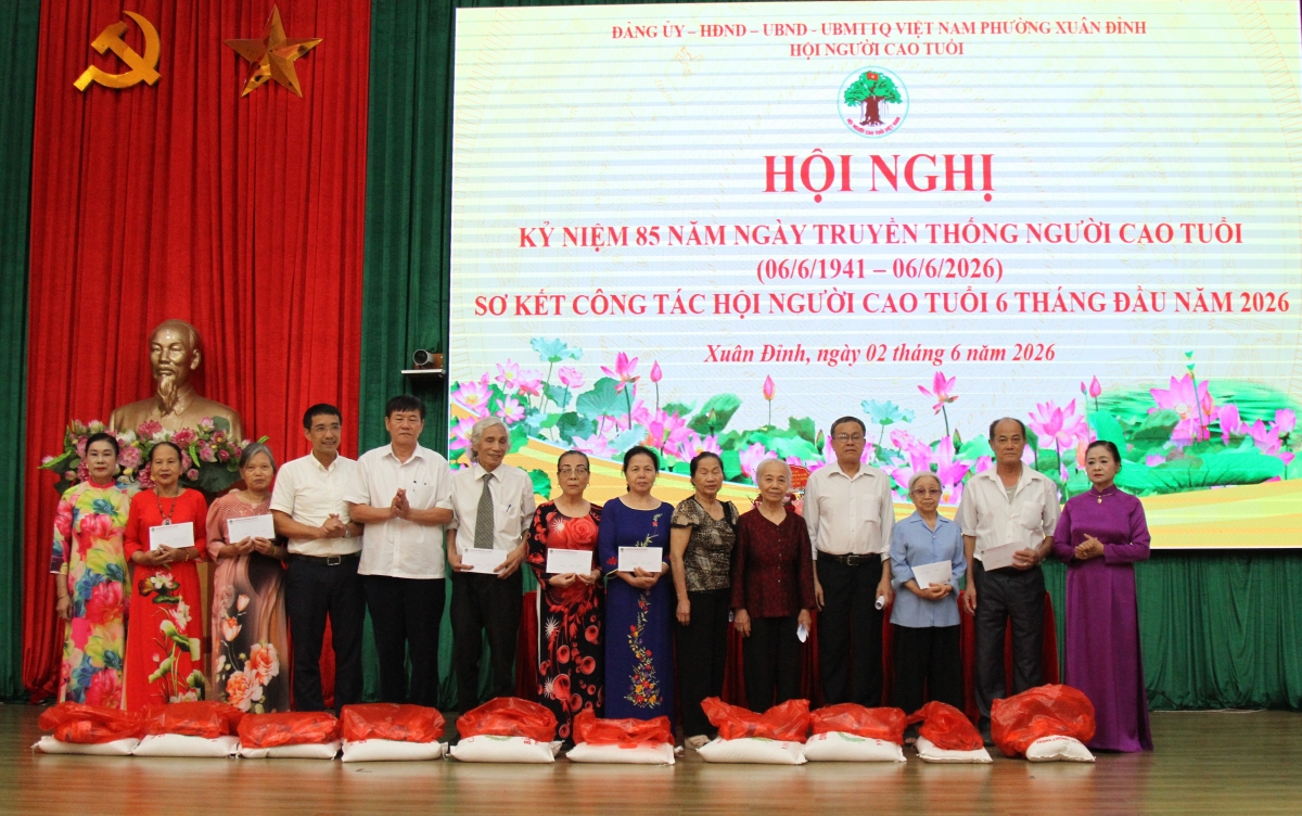 Tặng quà cho NCT hoàn cảnh khó khăn trên địa bàn phường