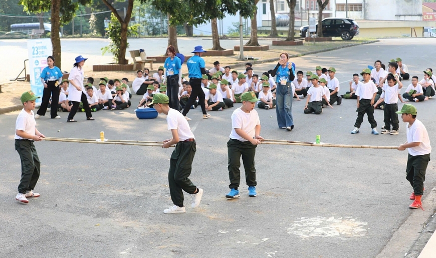 Không chỉ là dịp nghỉ ngơi sau năm học, kỳ nghỉ hè giờ đây được nhiều phụ huynh định hướng như một khóa trải nghiệm ngắn hạn, để giúp con có thêm những kỹ năng cần thiết (Ảnh: VN).
