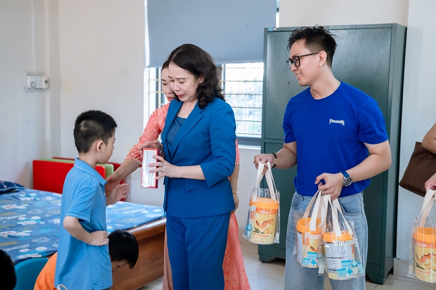 Bà Võ Thị Ánh Xuân - Bí thư Trung ương Đảng, Phó Chủ tịch nước – trao tặng những phần quà đến các em tại Trung tâm Trợ giúp Xã hội tỉnh Quảng Ninh