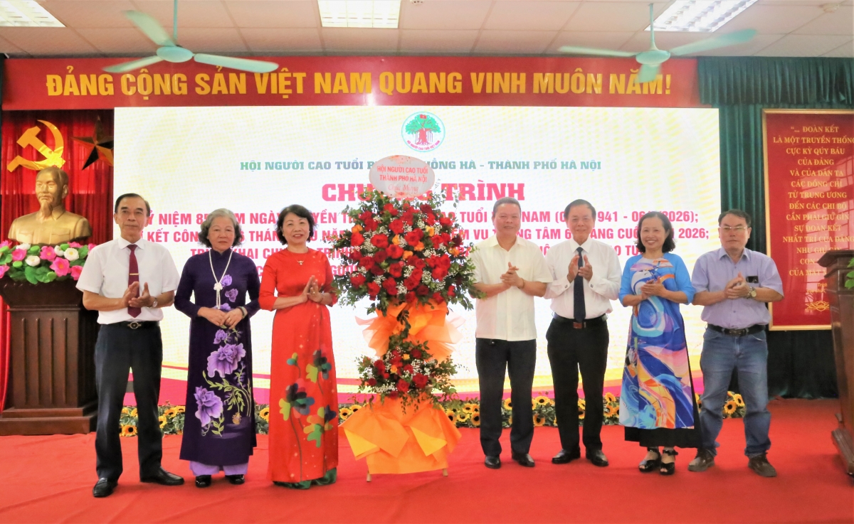 Hội NCT TP Hà Nội tặng hoa chúc mừng Hội nghị