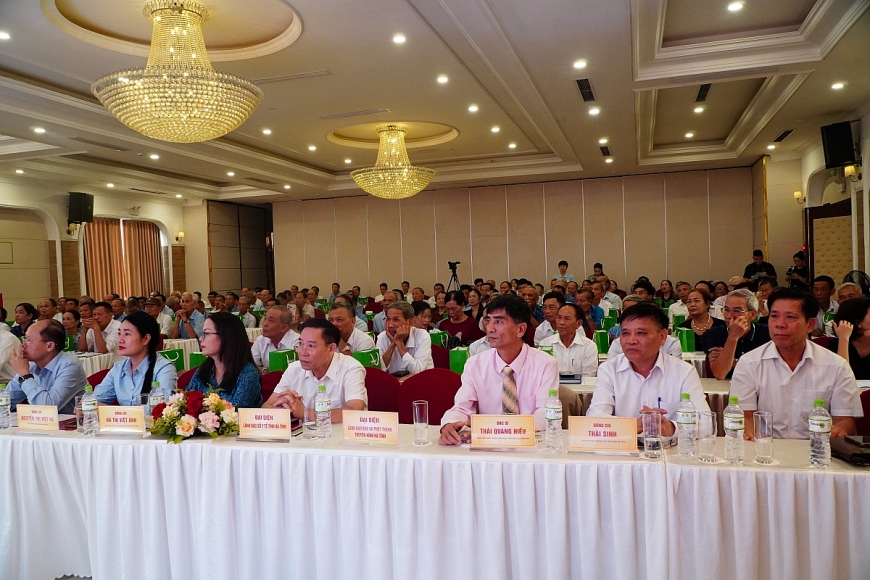 Các đại biểu tham dự buổi lễ.