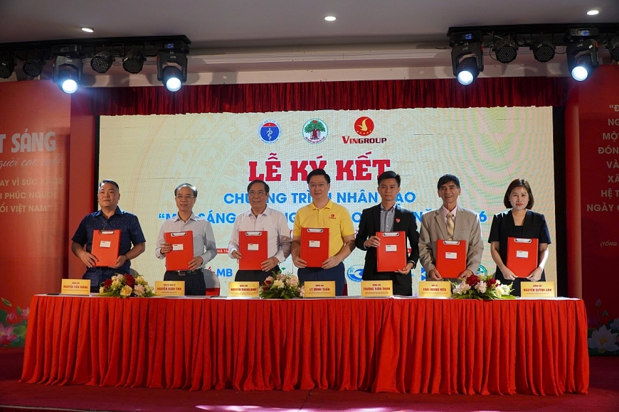 Các nhà tài trợ, các đơn vị đồng hành ký kết thoả thuận đồng hành vì sức khoẻ thị lực cộng đồng.