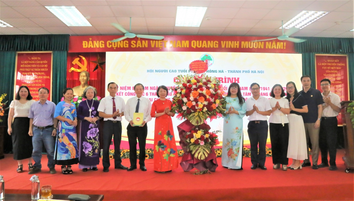 Lãnh đạo phường Hồng Hà tặng hoa chúc mừng Hội nghị