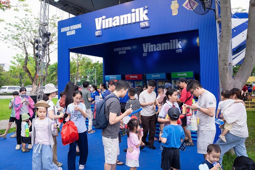 Nhiều gia đình ghé thăm và thưởng thức các sản phẩm dinh dưỡng Vinamilk tại không gian trải nghiệm của thương hiệu quốc dân này. Ảnh: Vi Nam.