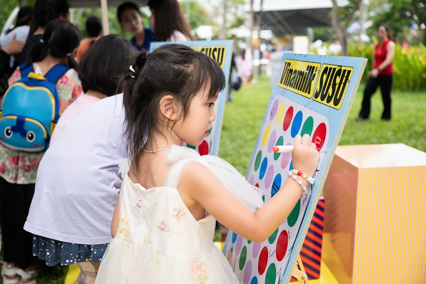 Với tinh thần “chơi để học”, các hoạt động cho trẻ em tại chương trình nhằm khuyến khích trẻ phát triển kỹ năng, tư duy sáng tạo và tinh thần khám phá. Ảnh: Vi Nam