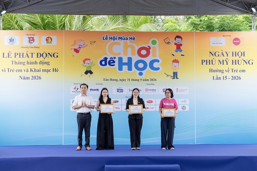 Bà Lê Thị Trâm Anh, Trưởng Bộ phận Truyền thông Marketing Vinamilk (thứ 2 từ trái qua), nhận kỷ niệm chương của chương trình. Ảnh: Vi Nam