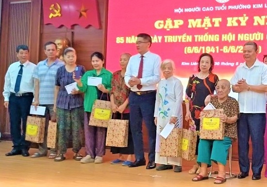 1 Lãnh đạo Hội NCT TP Hà Nội và lãnh đạo phường Kim Liên tặng quà NCT hoàn cảnh khó khăn