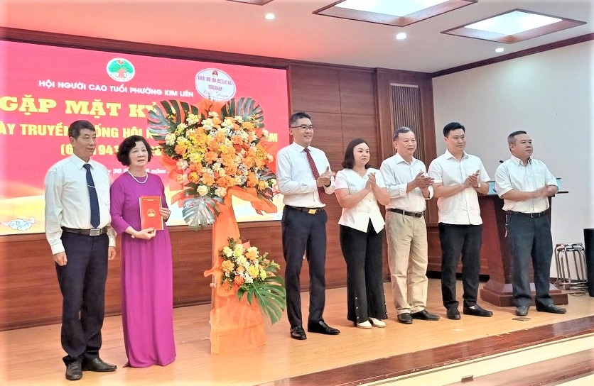 Lãnh đạo phường Kim Liên tặng hoa chúc mừng Hội NCT phường