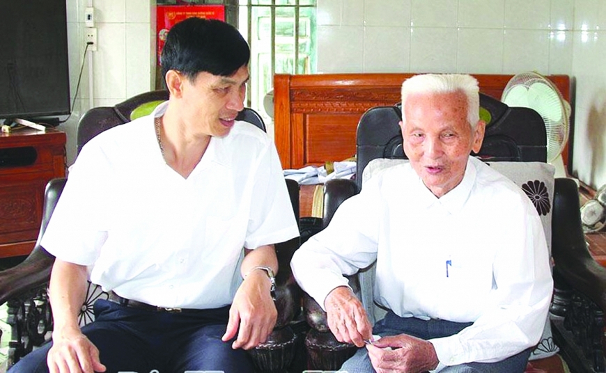 CCB Nguyễn Cao Nguyên (xã Quỳnh Phụ) ôn lại kỷ niệm tham gia Chiến dịch Điện Biên Phủ.