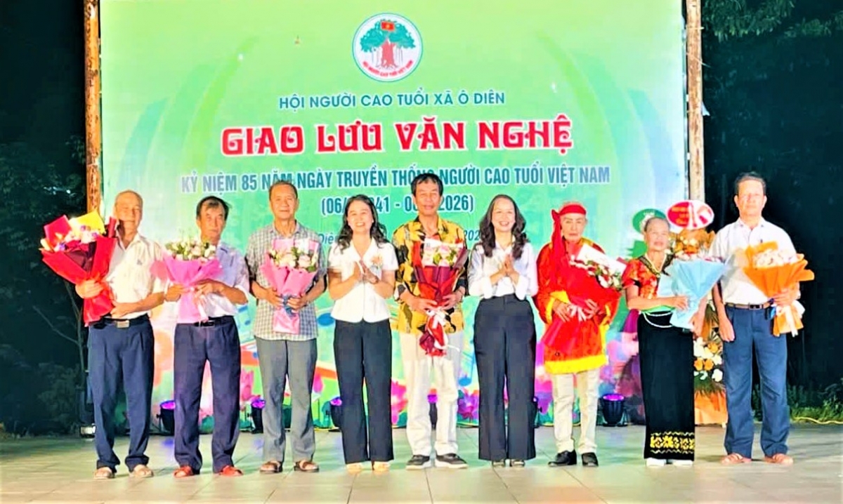 Lãnh đạo xã Ô Diên tặng hoa chúc mừng các đơn vị tham gia chương trình