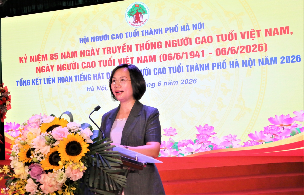 Bà Bùi Huyền Mai phát biểu