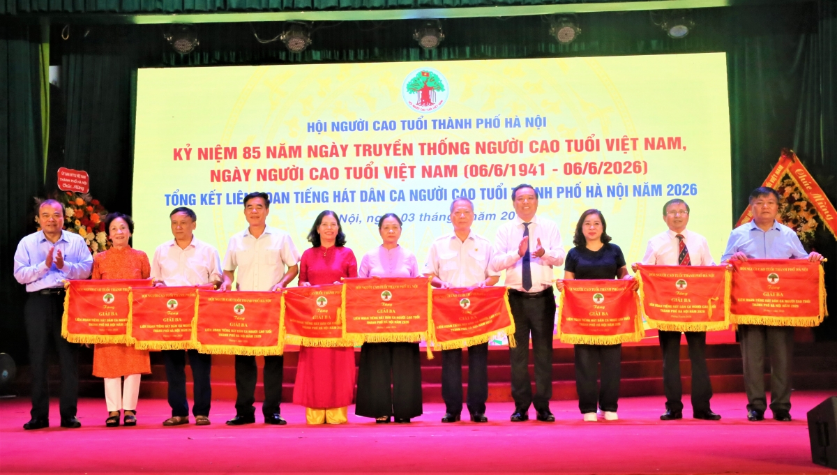 Ban tổ chức trao thưởng cho các Đoàn đoạt giải Ba