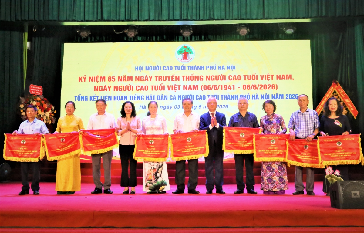 Ban tổ chức trao thưởng cho các Đoàn đoạt giải Nhì