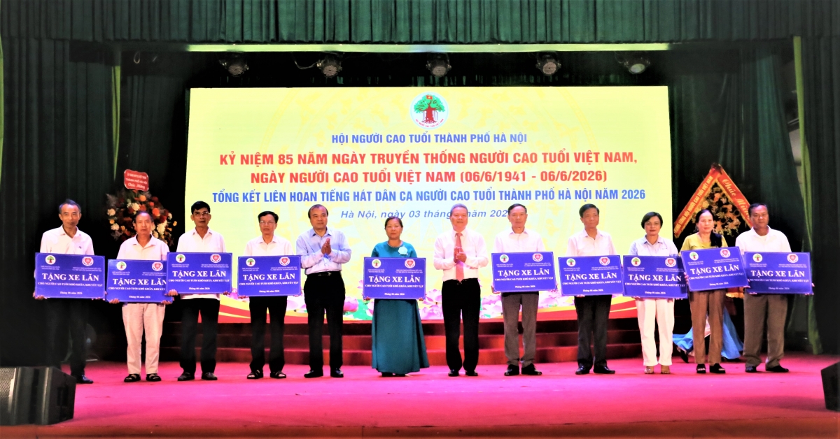 Hội NCT TP Hà Nội trao 10 xe lăn cho NCT hoàn cảnh khó khăn