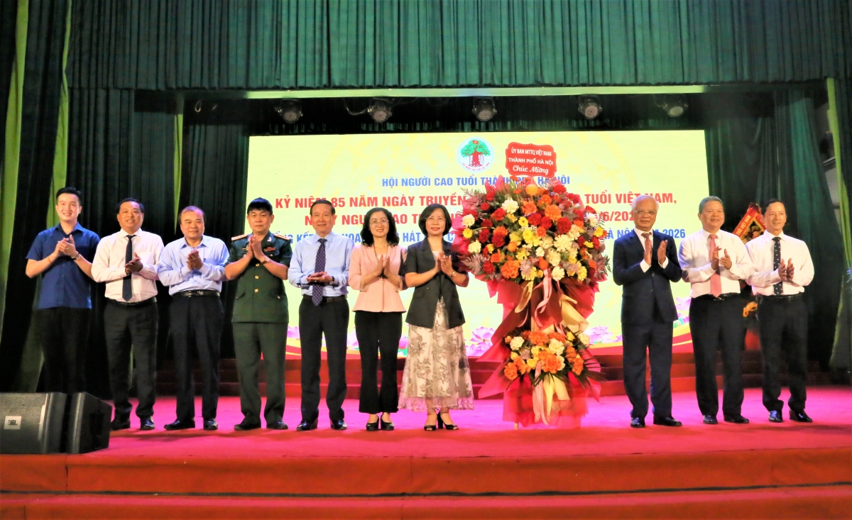 Lãnh đạo TP Hà Nội tặng hoa chúc mừng Hội NCT