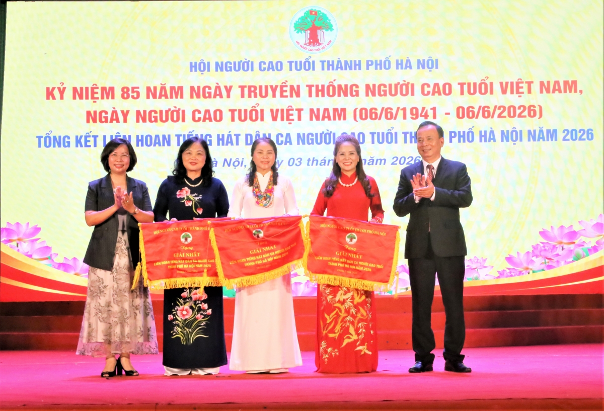 Lãnh đạo Ủy Ông Nguyễn Lam, Bà Bùi Huyền Mai trao thowngr cho các đội xuất sắc doạt giải Nhấto thưởng cho các đoàn xuất sắc đoạt giải Nhấtiệt Nam trao thưởng cho các đoàn xuất sắc đoạt giải Nhất