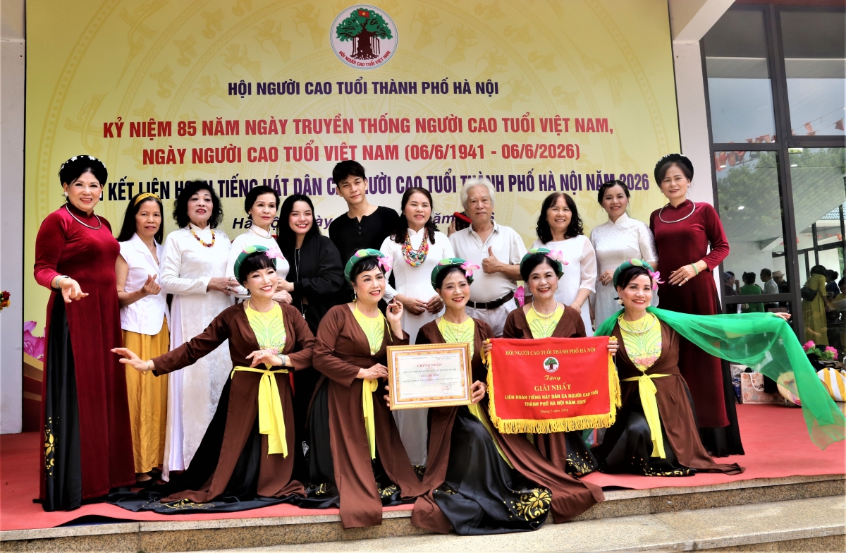 Đội văn nghệ Hội NCT phường Tây Hồ xuất sắc đoạt giải Nhất