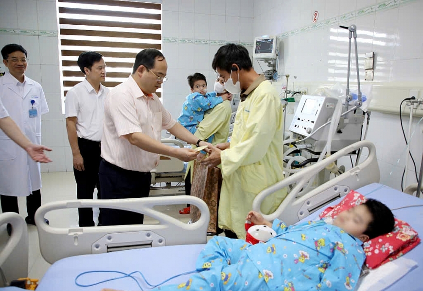      Đồng chí Quản Minh Cường, Ủy viên Trung ương Đảng, Bí thư Tỉnh ủy, Trưởng Đoàn ĐBQH tỉnh đã đến thăm, tặng quà cho các bệnh nhi đang điều trị tại Bệnh viện Sản Nhi Quảng Ninh.(Ảnh: Sở VH-TT và DL)
