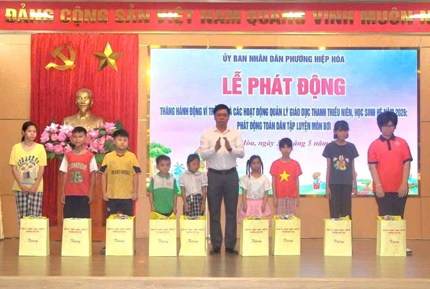 Lãnh đạo phường Hiệp Hòa, trao quà cho các cháu thiếu nhi trên địa bàn phường có hoàn cảnh khó khăn tại lễ phát động Tháng hành động vì trẻ em năm 2026 của phường. (Ảnh: TTCƯ - DV  phường Hiệp Hòa)