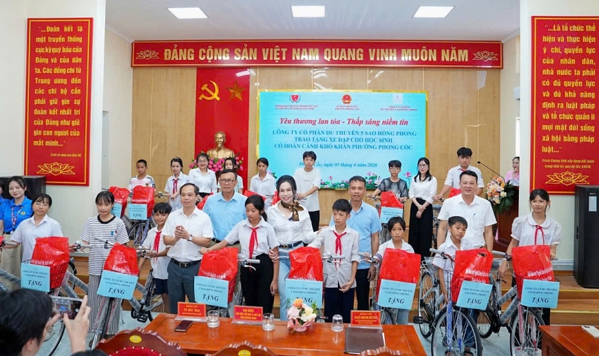 Bà Vũ Hoàng Yến,Chủ tịch HĐQT, Tổng Giám đốc Công ty CP Du thuyền 5 sao Hồng Phong(người đứng giữa quàng khăn), trao tặng 15 xe đạp cùng quà cho 15 học sinh có hoàn cảnh đặc biệt khó khăn, nỗ lực vượt khó vươn lên trong học tập và rèn luyện năm học 2025-2026. Tổng trị giá quà tặng là 30 triệu đồng.(Ảnh:TTCƯ- DV phường Phong Cốc)