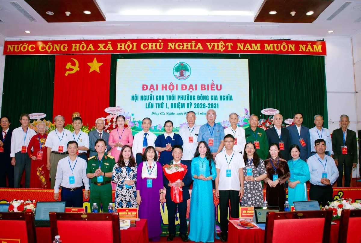 BCH Hội Người cao tuổi phường ra mắt Đại hội cùng các đại biểu là lãnh đạo địa phương…