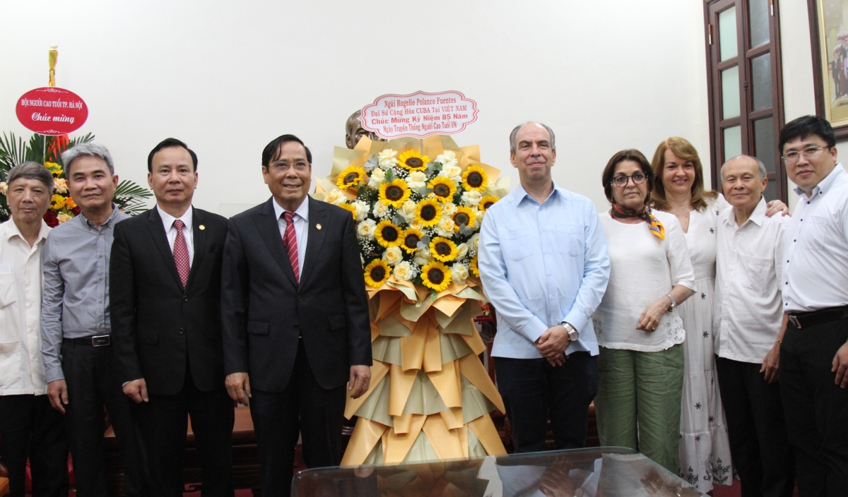 Ngài Rogelio Polanco Fuentes, Đại sứ Đặc mệnh toàn quyền Cộng hòa Cuba tại Việt Nam tặng hoa chúc mừng Hội NCT Việt Nam 
