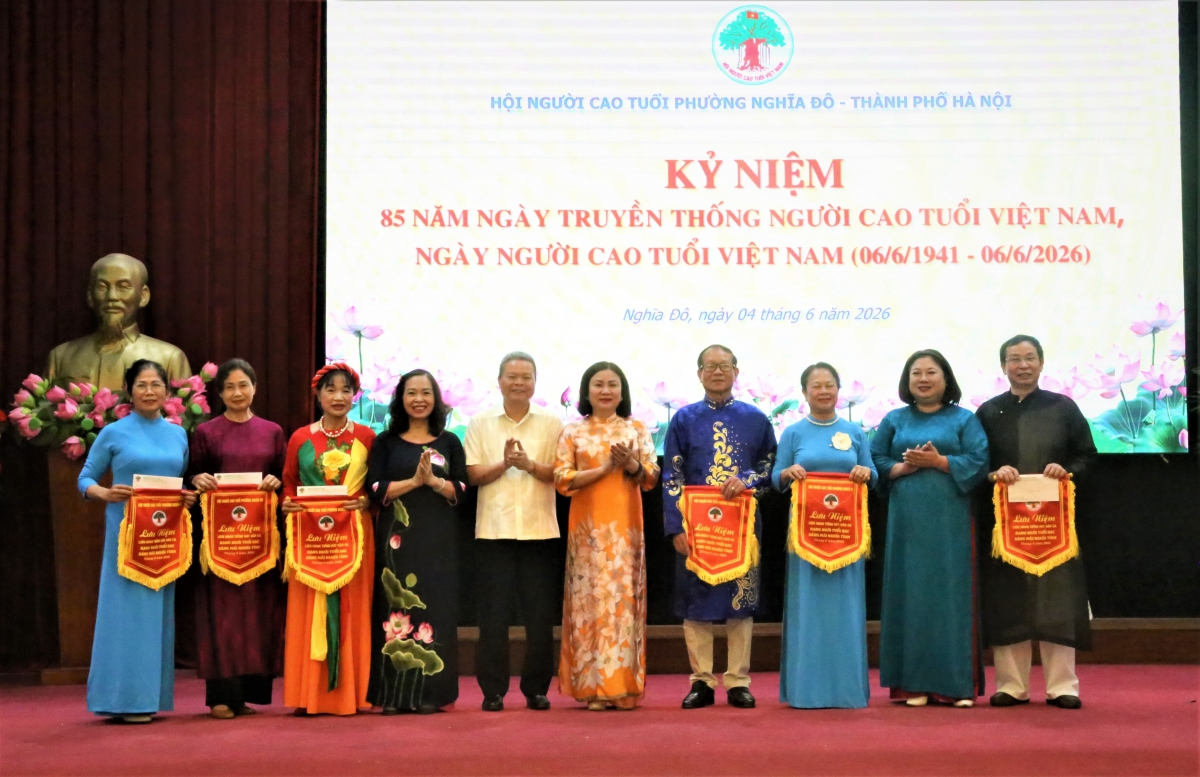 Ban tổ chức trao Cờ lưu niệm cho các đơn vị tham gia Liên hoan