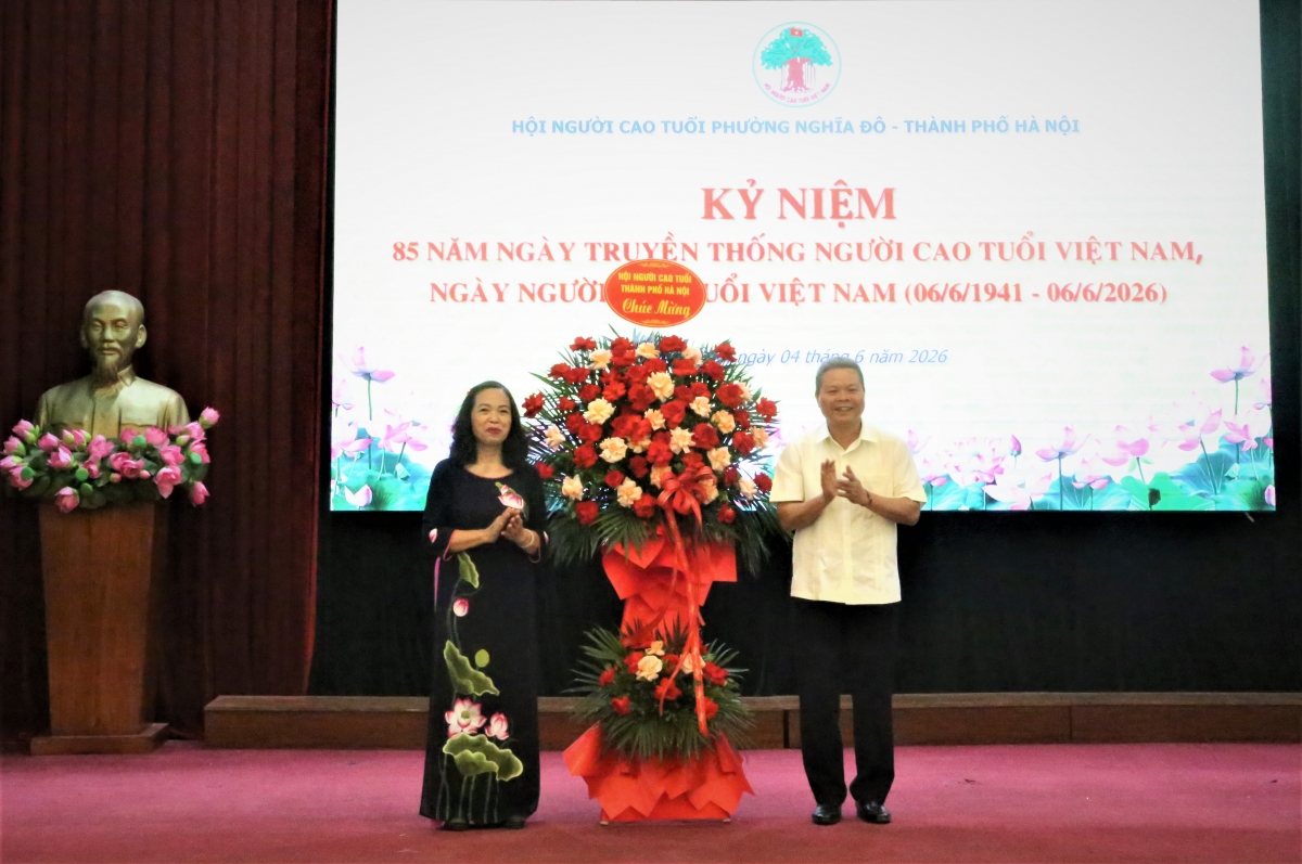 Hội NCT TP Hà Nội tặng hoa chúc mừng
