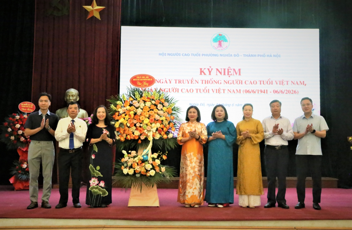 Lãnh đạo phường Nghĩa Đô tặng hoa chúc mừng Hội NCT phường