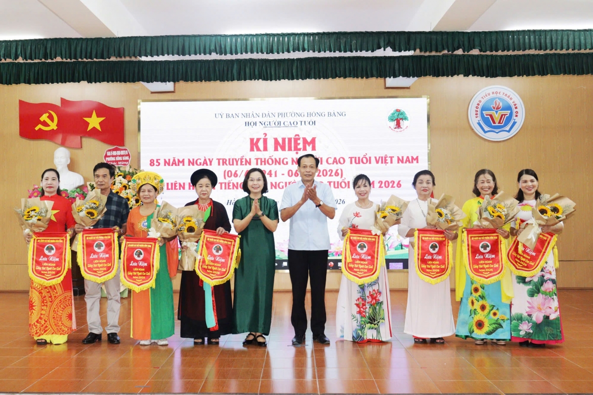 Lãnh đạo Hội Người cao tuổi thành phố và phường Hồng Bàng trao Cờ lưu niệm và tặng hoa cho các tiết mục tham gia Liên hoan.