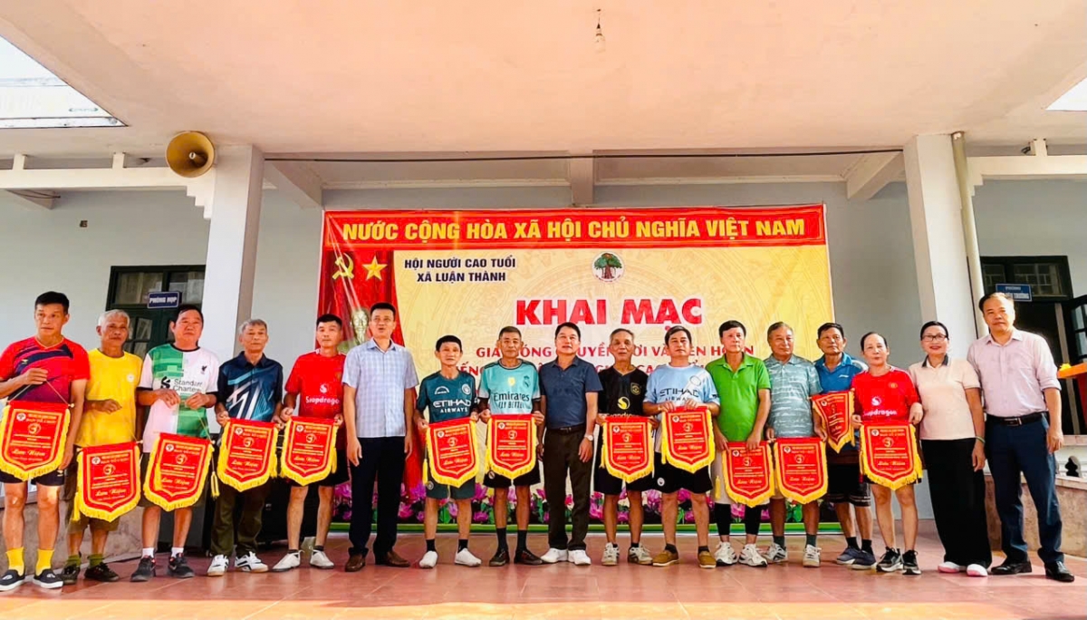 Khai mạc giải bóng chuyền hơi xã Luận Thành, tỉnh Thanh Hóa chào mừng kỷ niệm 85 năm Ngày truyền thống NCT Việt Nam