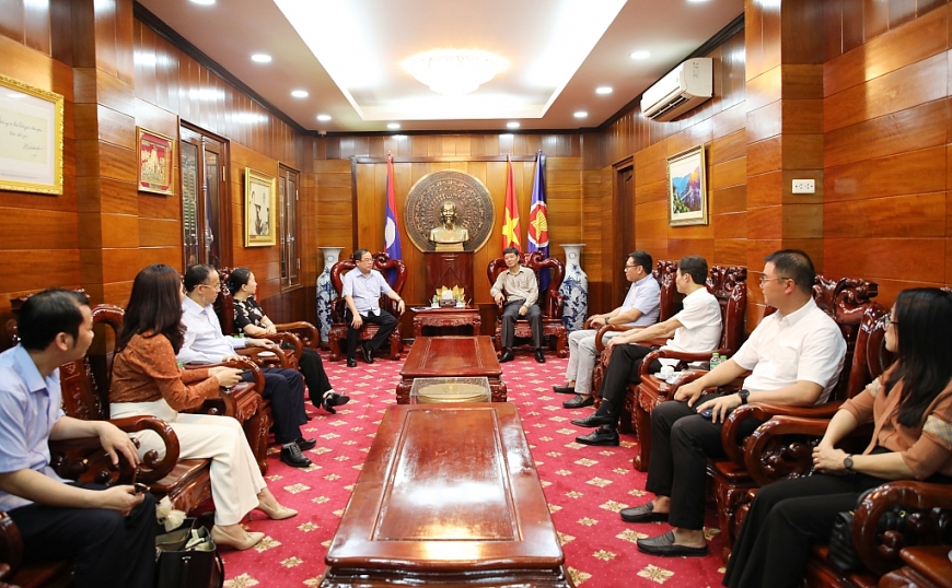 Đồng chí Quản Minh Cường, Ủy viên Trung ương Đảng, Bí thư Tỉnh ủy, Trưởng Đoàn ĐBQH tỉnh cùng Đoàn công tác của tỉnh đã đến chào xã giao đồng chí Vũ Ngọc Lý, Tổng Lãnh sự Việt Nam tại Luông Pha Băng.