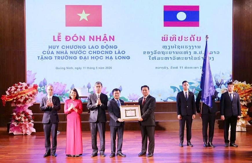  Ban giám hiệu Trường Đại học Hạ Long, đón nhận Huy chương Lao động của Nước Cộng hòa Dân chủ Nhân dân Lào.(Ảnh: Trường Đại học Hạ Long).