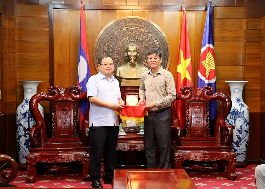 Đồng chí Quản Minh Cường, Ủy viên Trung ương Đảng, Bí thư Tỉnh ủy, Trưởng Đoàn ĐBQH tỉnh Quảng Ninh tặng quà lưu niệm cho đồng chí Tổng Lãnh sự Việt Nam tại Luông Pha Băng.