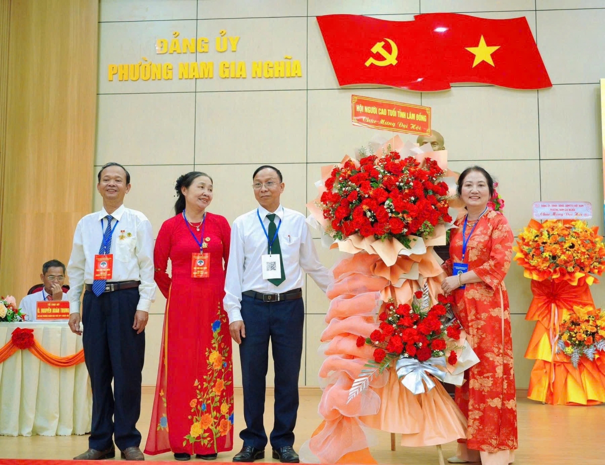 Đại diện lãnh đạo Hội Người cao tuổi tỉnh Lâm Đồng tặng hoa cho Đại hội